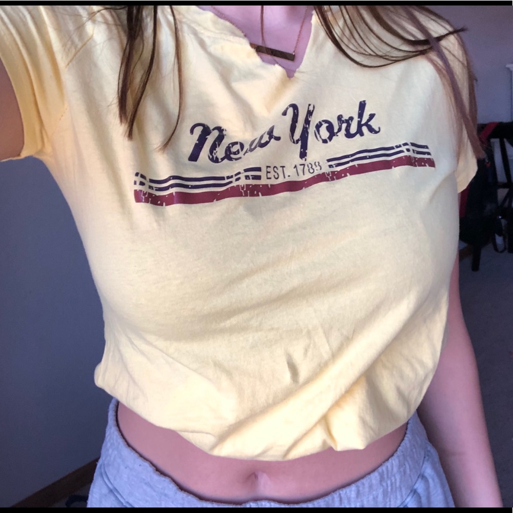 Cute yellow New York graphic t!